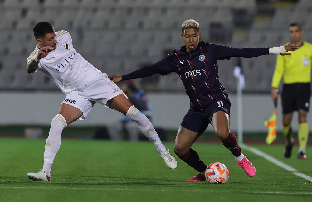 Bojan Kovačević (levo) u dresu Čukaričkog u duelu sa Mateusom Saldanjom