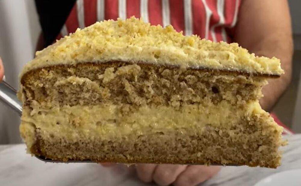 Parče starinske torte sa orasima