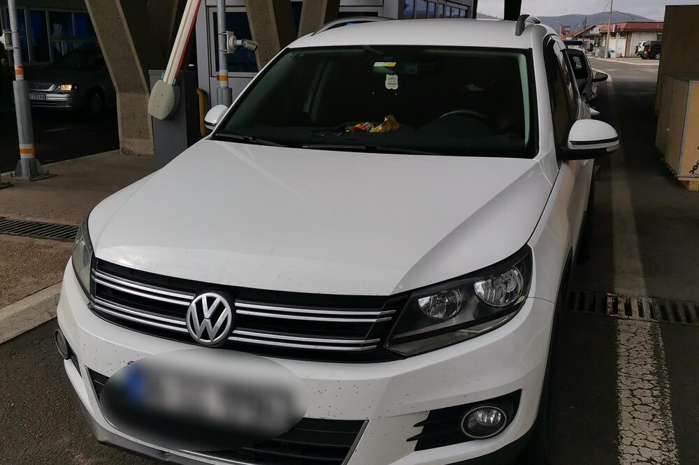 CARINICI DO SADA OVAKO NEŠTO NISU VIDELI: Rekli da nemaju NIŠTA DA PRIJAVE, a iz DŽEPA samo ispadaju... FOTO