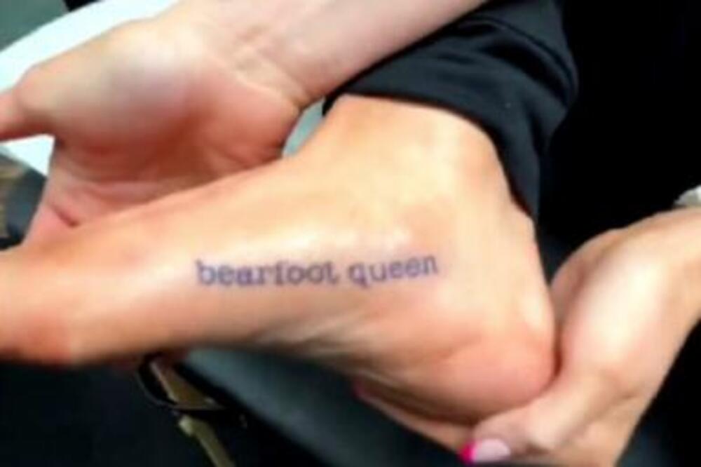 URADILA TETOVAŽU NA STOPALU, A POJMA NIJE IMALA ŠTA ZNAČI: Već sutradan se gadno pokajala zbog toga (VIDEO)