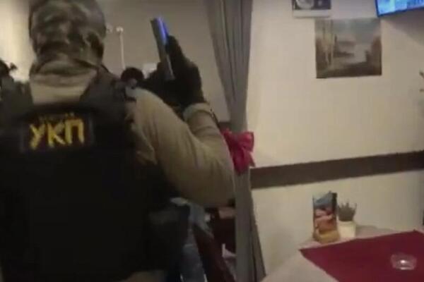 DRAMATIČAN SNIMAK HAPŠENJA ZBOG KRAĐE KRIPTOVALUTA VREDNIH 202.000 EVRA: Pretukli muškarca pa ga pokrali (VIDEO)