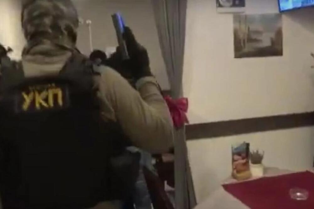 DRAMATIČAN SNIMAK HAPŠENJA ZBOG KRAĐE KRIPTOVALUTA VREDNIH 202.000 EVRA: Pretukli muškarca pa ga pokrali (VIDEO)