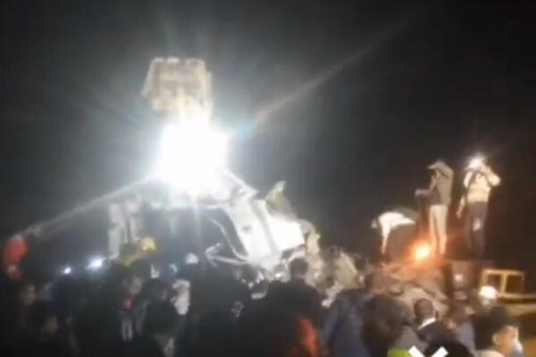 UŽASNA TRAGEDIJA U EGIPTU: Više od 15 mrtvih u sudaru, stradale vade iz uništenih vozila! (FOTO/VIDEO)
