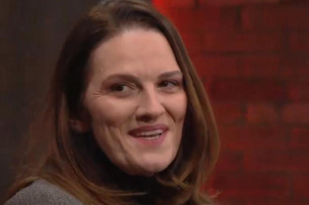 Srbi je obožavaju u Radio Milevi, a pojma nemaju: Okopava baštu, gaji voće i povrće, a tek da vidite ko joj je muž!