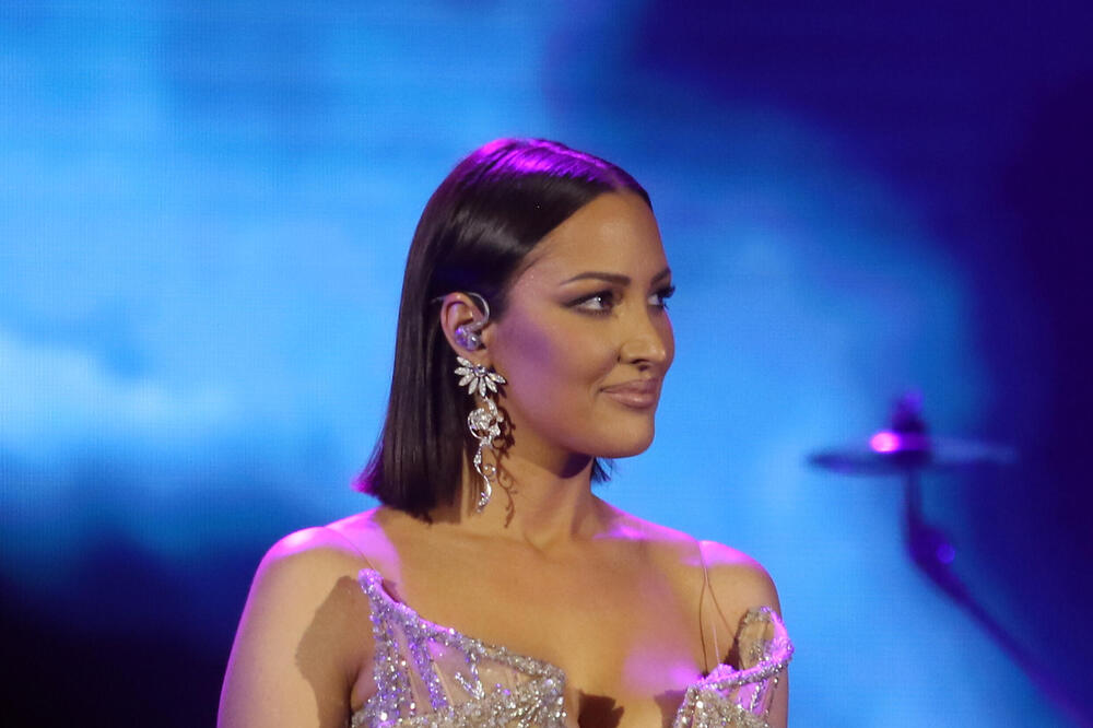 AU, ČOVEČE, KAKVA ŽENA! Prijovićka PREKINULA KONCERT, a onda se na BINI pojavila OVA BITNA OSOBA, NEVEROVATNA SCENA