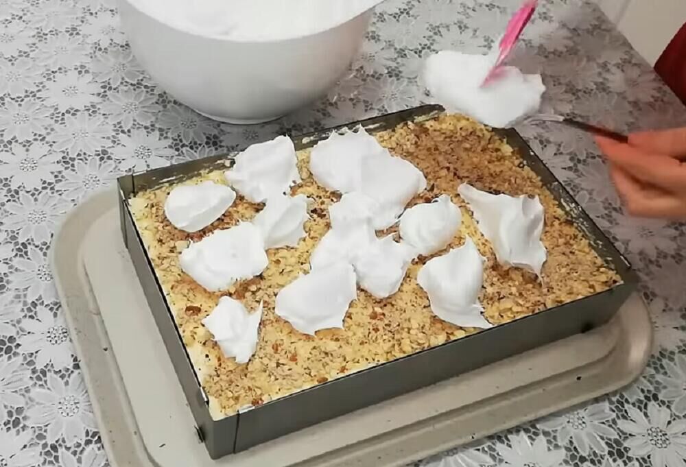 Tortu nafilujte ovako, po želji dodati još nešto od dekoracije