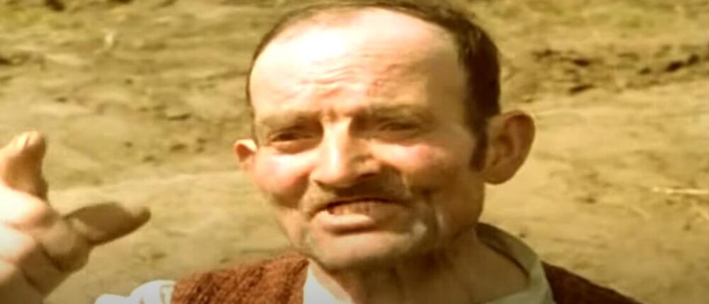 Scena u kojoj stariji čovek zabranjuje putnicima iz legendarnog autobusa firme Krstić da pređu preko njegovog oranja jedna je od najupečatljivijih scena domaće kinematografije