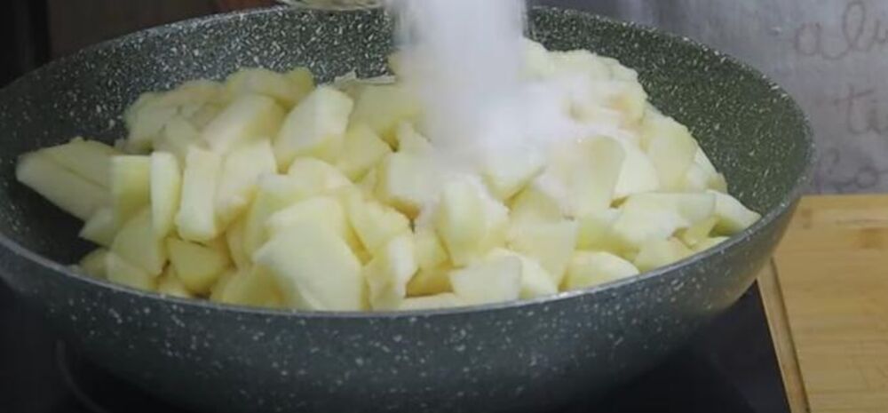 Jabuke i šećer u šerpi