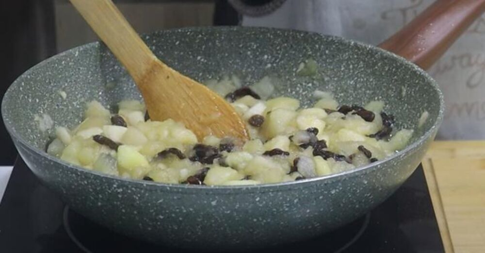 Jabuke, suvo grožđe i šećer u šerpi