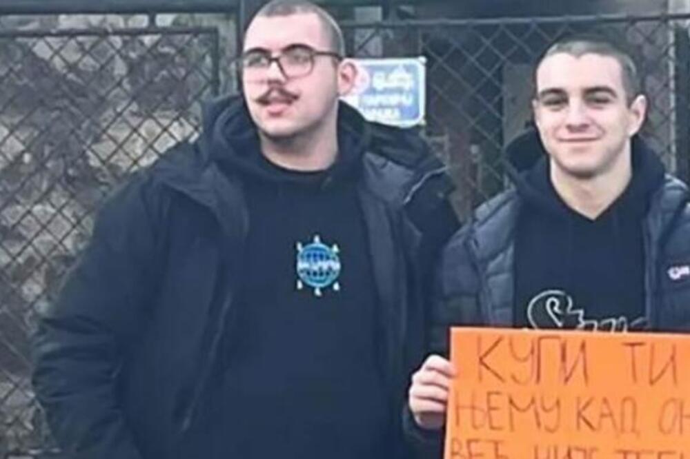 "KUPI TI NJEMU KAD ON VEĆ NIJE TEBI": Pogledajte čega su se dosetili ovi mladići u BG za Dan zaljubljenih (FOTO)