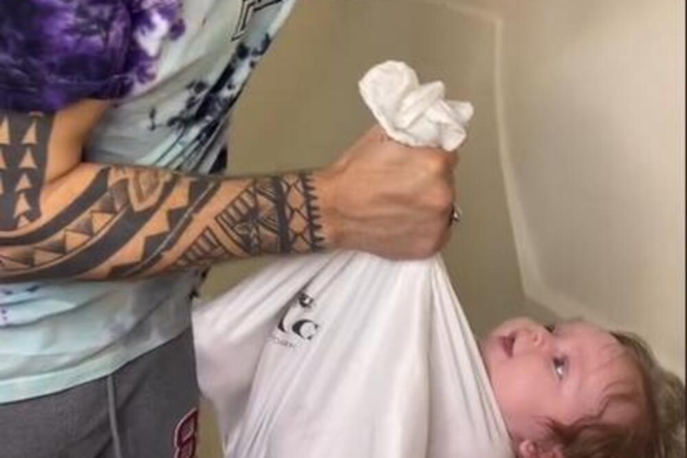 OTAC SPAKOVAO BEBU U DŽAK PA JE ODNEO U KUPATILO: Ljudi ZGRANUTI kad vide šta radi sa UMOTANOM ĆERKICOM (VIDEO)