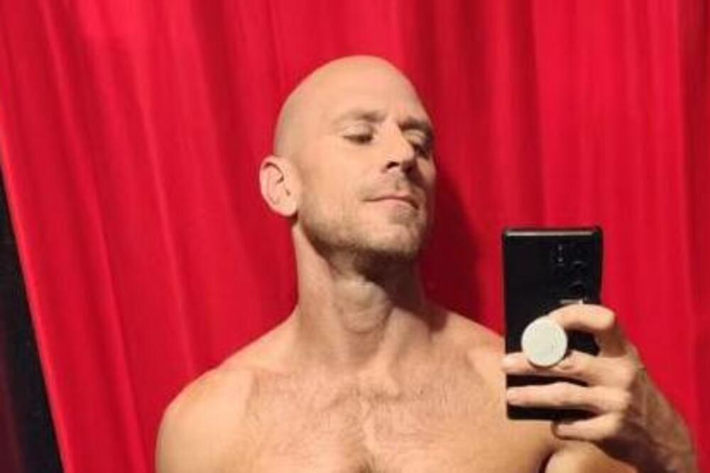 OVAJ GOLI ČOVEK SA SLIKE JE OD GROBARA POSTAO ZVEZDA PO*NOGRAFIJE: Žene NASKAČU na njega, a LUDE ZA NJEGOVIM...