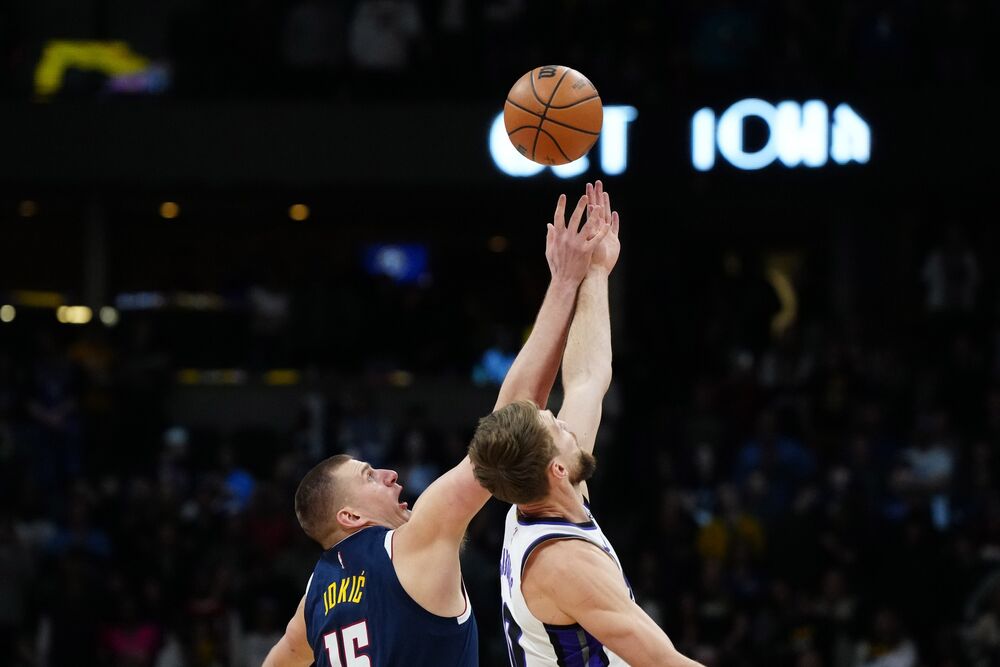 Nikola Jokić i Domantas Sabonis u borbi za loptu na utakmici Denvera i Sakramenta