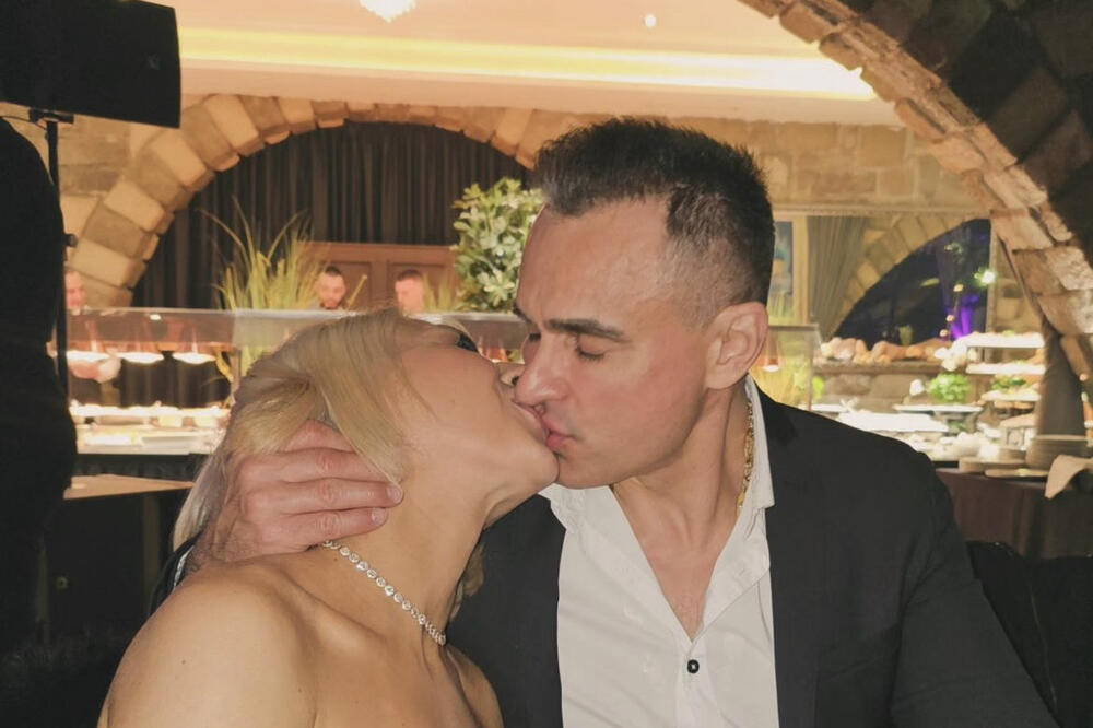 STEGAO I NE PUŠTA, DRAGAN KAD LJUBI KRV STAJE: Jovana Jeremić sinoć zablistala pored KRALJA HLEBA, OVO JE LJUBAV
