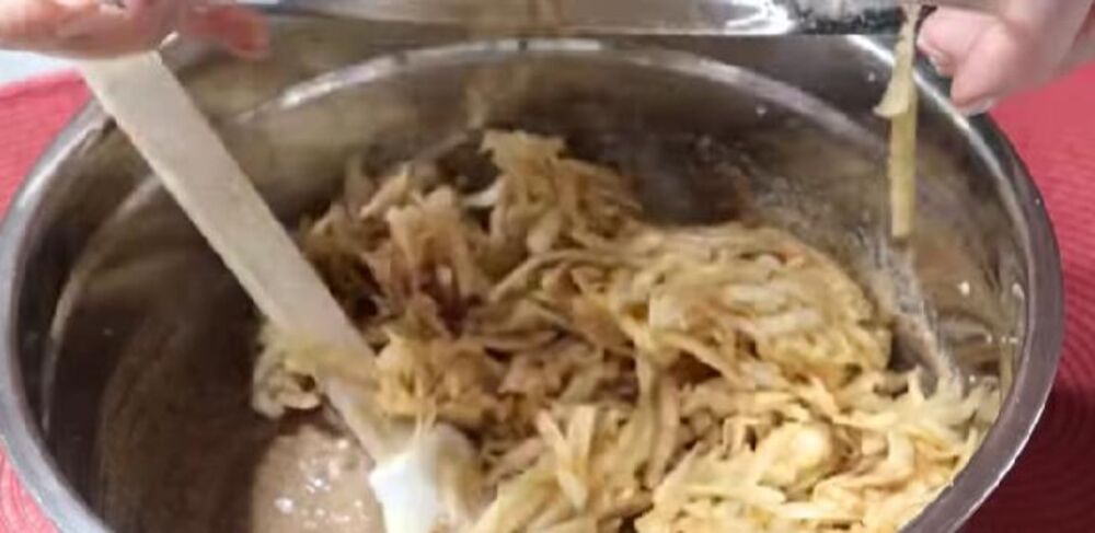 Jabuke u smesi za kolač