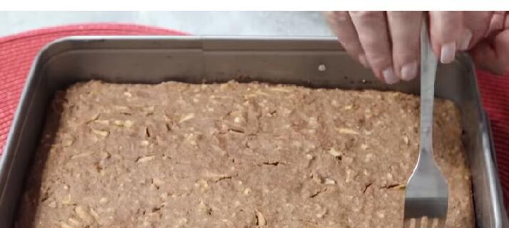 Kolač sa orasima, jabukama i džemom u plehu