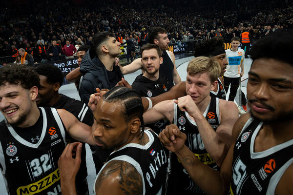 ODLAZI PARTIZANOV STRANAC: Oblači crveno-beli dres!