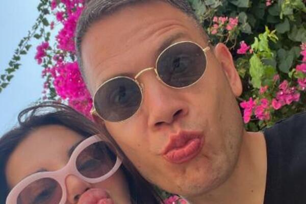 CECIN BIVŠI JE OBASIPA PAŽNJOM I POKLONIMA! ZADRUGARKA ŽELI SVIM DEVOJKAMA TAKVOG DEČKA: Pogledajte ŠTA je URADIO