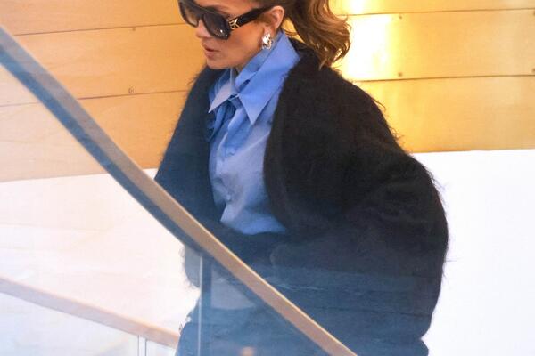 PEVAČICA MUŽA VUKLJA SVUDA SA SOBOM, NA NJEGOVOJ FACI SE VIDI DA MU JE DOSADNO: Sad po PRVI PUT cakli od sreće