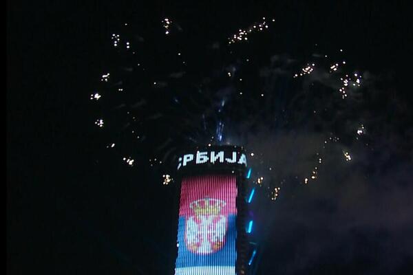 EMIRATI ZASIJALI SRPSKIM BOJAMA: Na NAJVIŠOJ zgradi na svetu stajala je NAŠA ZASTAVA (FOTO)