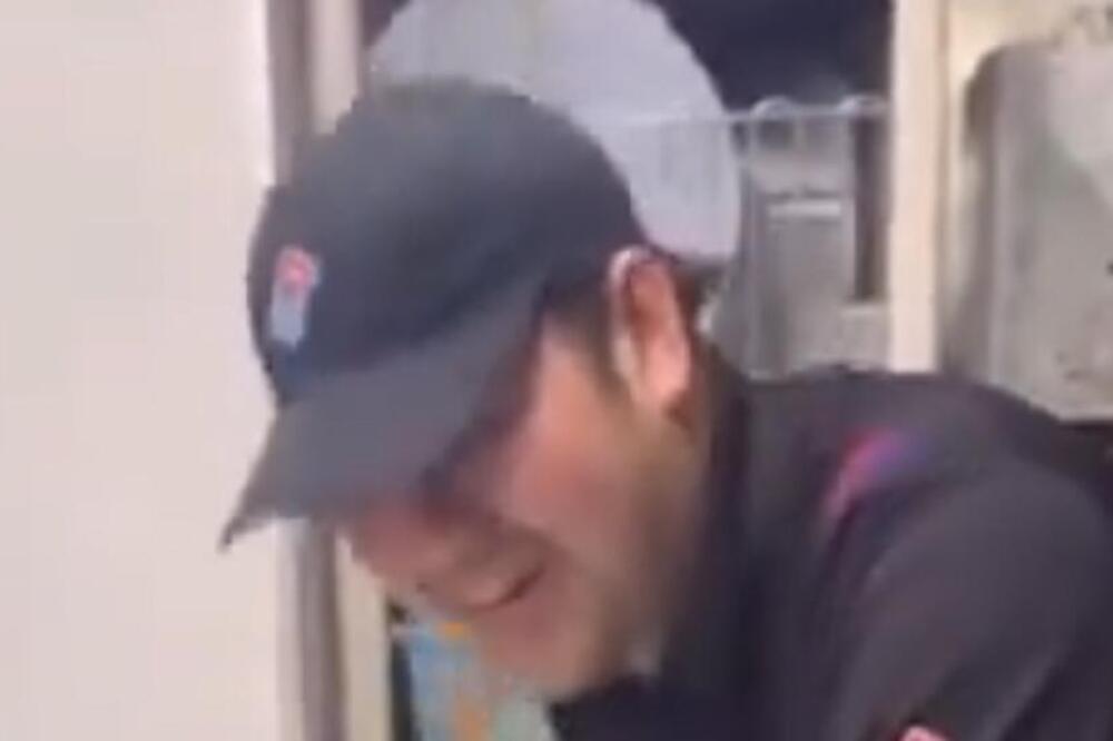 SKANDAL U POZNATOJ PICERIJI, SNIMAK ISPLIVAO U JAVNOST: Radnik unimljen kako ČAČKA NOS i BRIŠE PRST O TESTO, UŽAS!