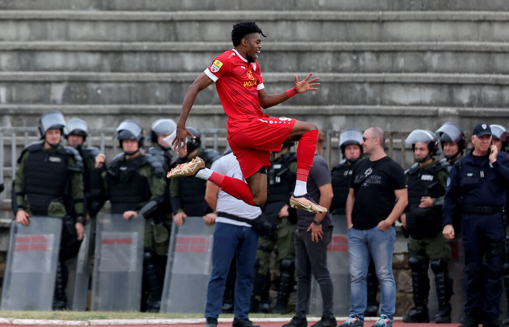 Džofri Činedu slavi gol protiv Crvene zvezde