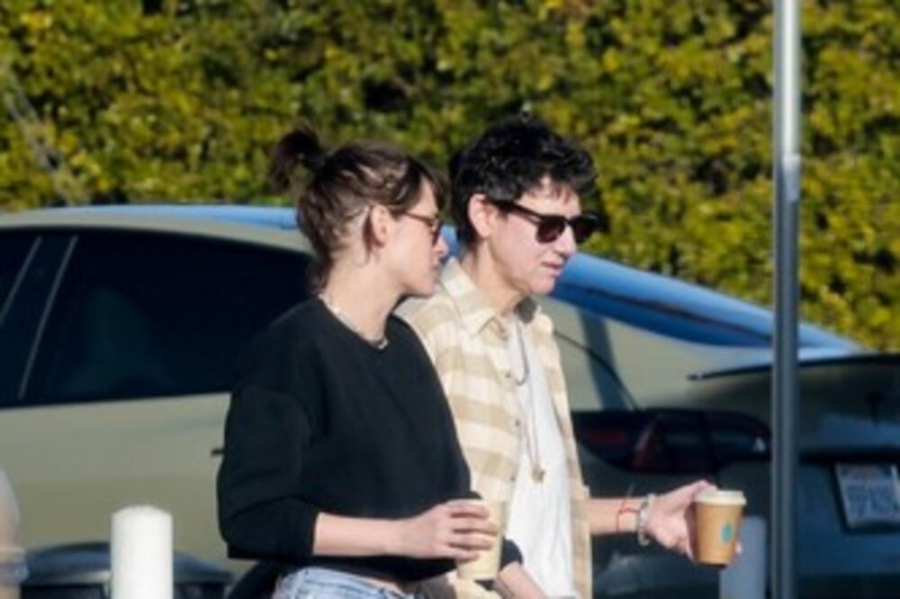 RASKOPČAN PRSLUK BEZ BRUSHALTERA, MUŠKARCI NA APARATIMA: Dole je nosila samo DONJI VEŠ, a ruku zavukla u GAĆICE....