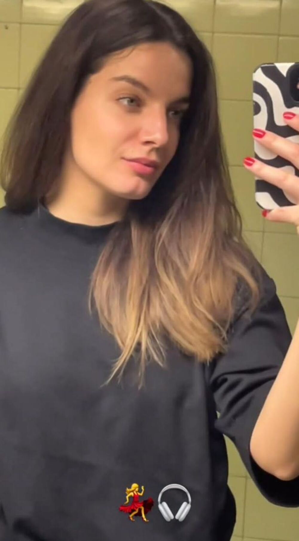 Mira Maletković se slika na probi Pesme za Evroviziju