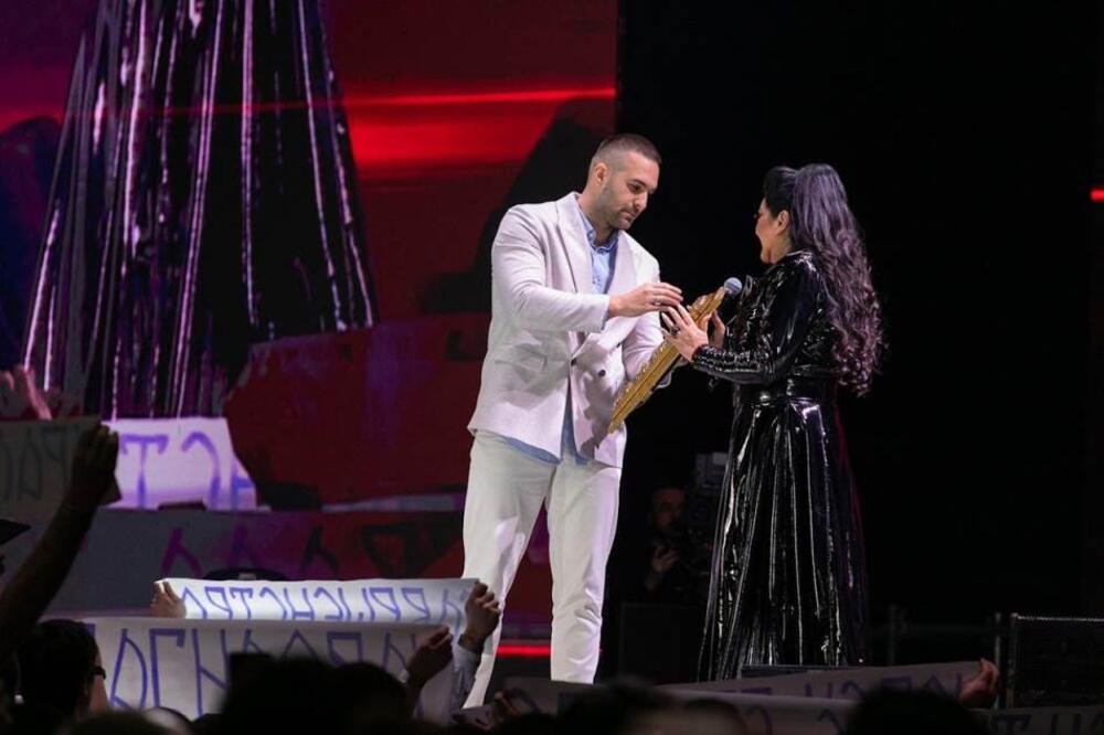 FOLK DIVA ZANEMELA OD ŠOKA NAKON PRVE OTPEVANE PESME: Dragana Mirković dobila POSEBAN POKLON za NAJVEĆI HUMANI GEST