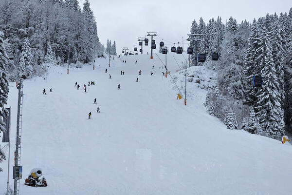 Jahorina zavejana kao usred decembra: Pala ogromna količina snega, obavezna zimska oprema za vozače (FOTO)