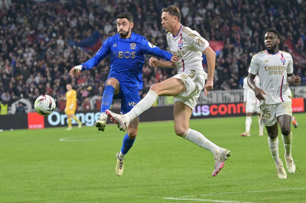Nemanja Matić (desno) na utakmici Olimpik Liona i Nice