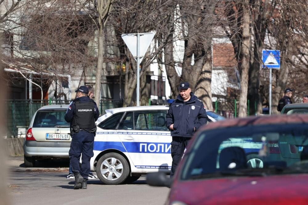 KRVAVI PORODIČNI UŽAS U ZEMUNU: Sin prvo TUKAO MAJKU, pa je IZBO NOŽEM i pobegao!