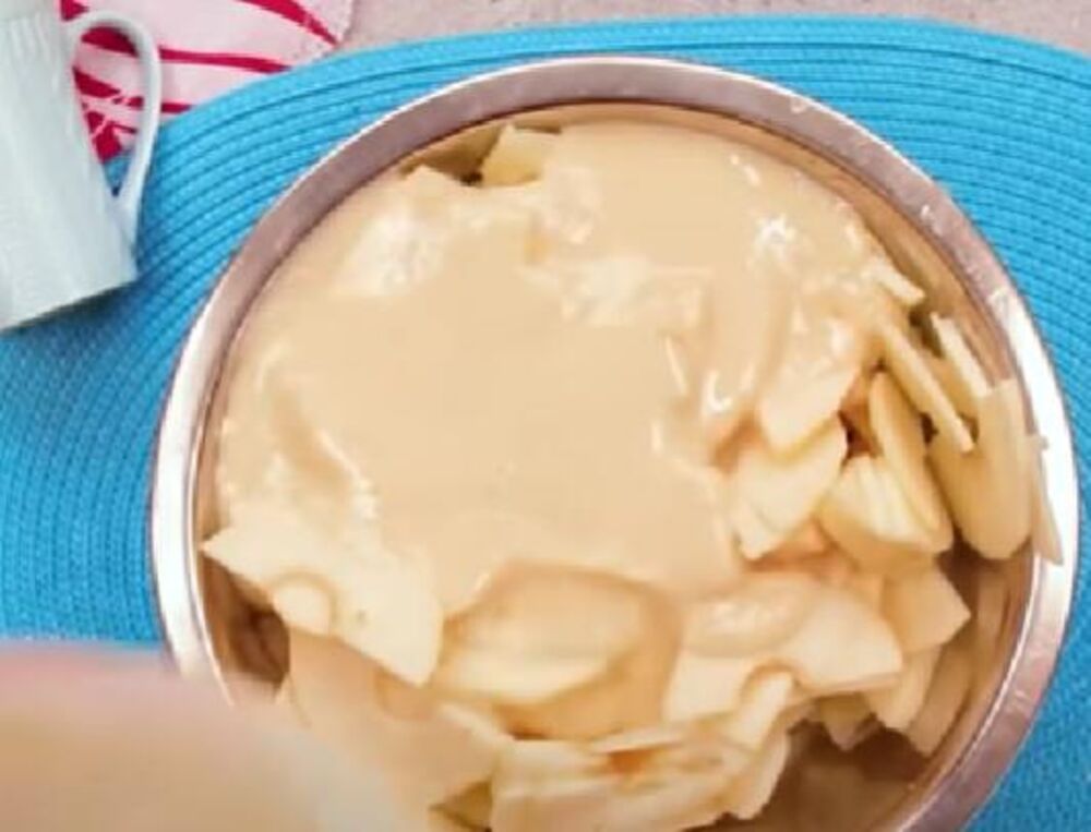 Priprema kolača sa jabukama, cimetom i grizom