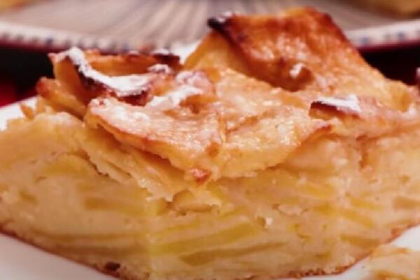 Starinska poslastica koja se redovno sprema za Božić: Najukusniji kolač sa jabukama, grizom i cimetom (RECEPT)