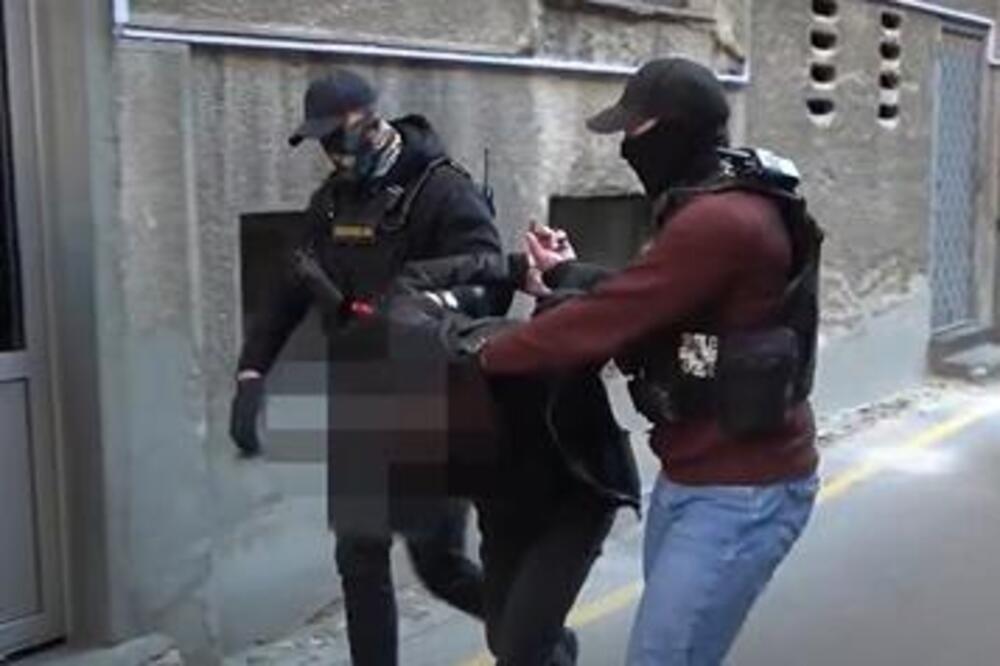 SNIMAK HAPŠENJA NA ADI HUJI: Policija u bašti kafića savladala muškarca zbog OVOGA (VIDEO)