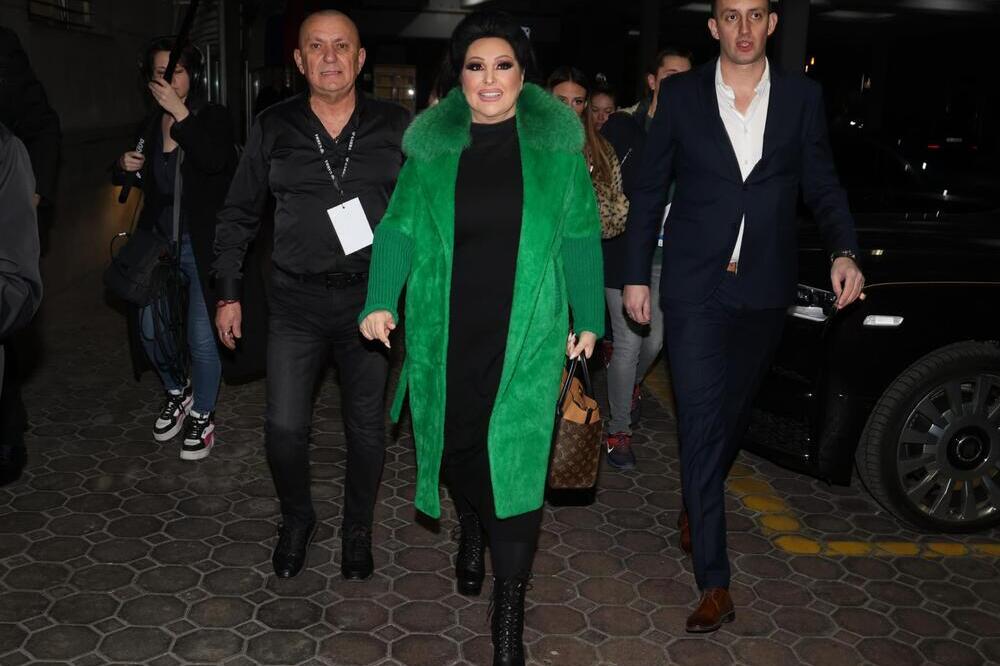 NAŠA NAJVEĆA ZVEZDA STIGLA NA SVOJ DRUGI KONCERT: Izgleda kao PRAVA DIVA, ne skida osmeh sa LICA