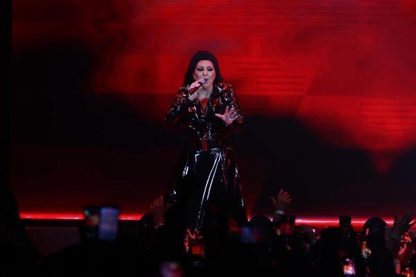 POLA ESTRADE JE I VEČERAS UZ DRAGANU MIRKOVIĆ: Okupile se mnoge zvezde da PODRŽE našu FOLK DIVU