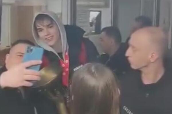 GDE JE ZAVRŠIO ZVEZDIN PEHAR? Lazić "zagubio" Žućkovu levicu, završila u rukama novom miljenika Delija! (VIDEO)