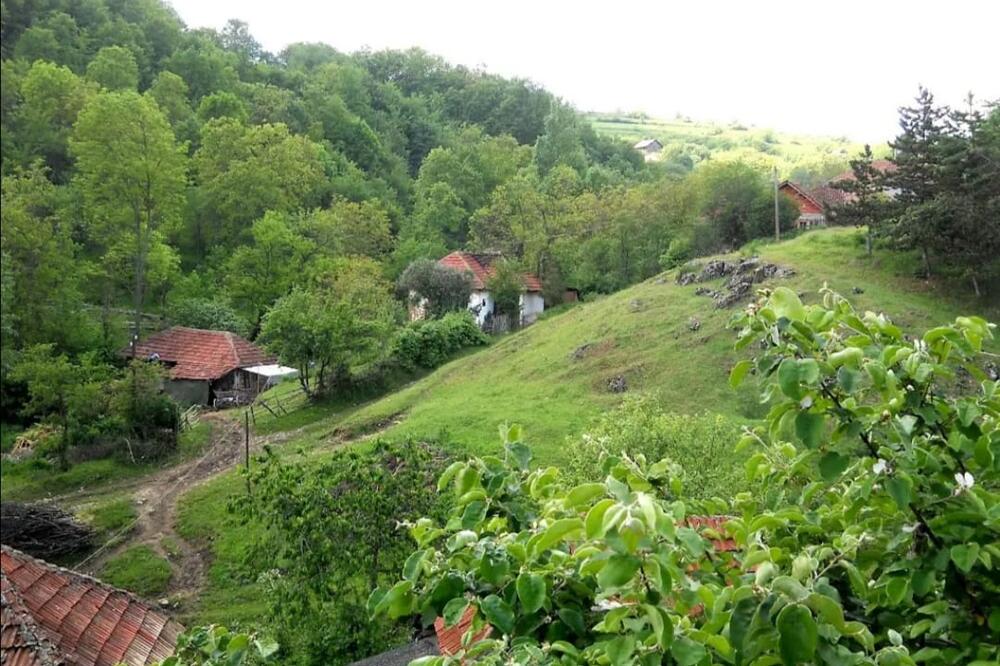 MIROSLAV PRODAJE KUĆU SA IMANJEM ZA 3.000 EVRA: Vikendica gleda na RAJSKI PREDEO, a evo gde se nalazi (FOTO)