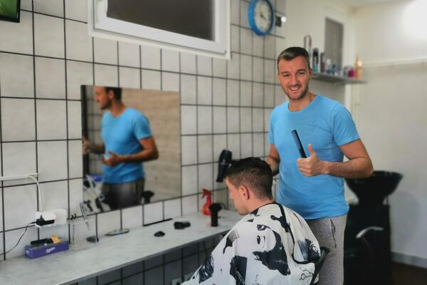 STEFAN JE LOKALNI FRIZER IZ ČAČKA, A IZMEĐU POSLA RADI NEŠTO O ČEMU SVI MAŠTAJU: Evo šta mu donosi ZANAT (FOTO)