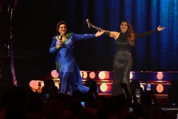 MIRA ŠKORIĆ POTKAČILA CECU PRED PUNOM ARENOM NA KONCERTU DRAGANE MIRKOVIĆ: Rat oko PESME ne prestaje, pravi HAOS