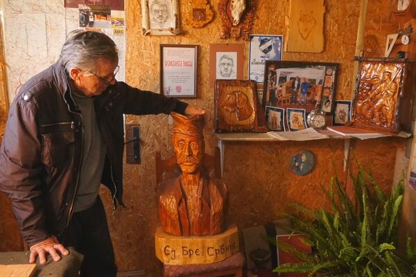 RADIO JE DESNOM RUKOM, A ONDA JE NA TU STRANU OSTAO NEPOKRETAN: Mileta ni BOLEST nije sprečila da STVARA ČUDA! FOTO