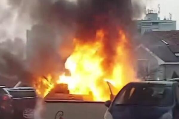 JOŠ JEDAN AUTOMOBIL IZGOREO U BEOGRADU: Zapalio se na parkingu na Voždovcu, vatra zahvatila i druga vozila! (VIDEO)