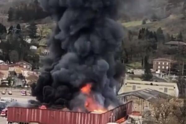 STRAŠAN POŽAR U FRANCUSKOJ! Gori fabrika sa 900 tona litijuma, opasnost od OTROVNE PARE, izdato HITNO UPOZORENJE