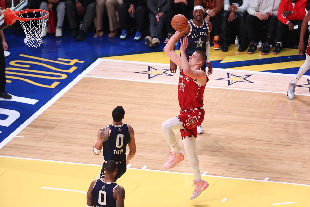 Nikola Jokić (desno) na Ol-star utakmici