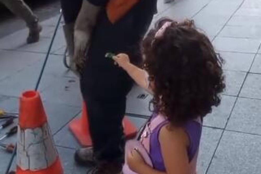 DEVOJČICA VIDELA RADNIKE NA ULICI PA JE ZAVUKLA RUKU U TORBU: Ono što je usledilo, ZABEZEKNULO je sve PRISUTNE