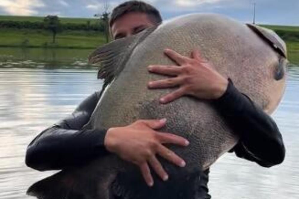RIBAR UZEO DŽINOVSKO STVORENJE U NARUČJE, KAD SU GA BOLJE VIDELI SKAMENILI SE: Nije im bilo dobro kad se DESILO OVO