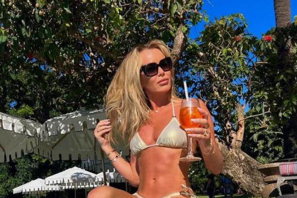 GORI OD PROVOKACIJE! VODITELJKA SE SLIKALA SKROZ GOLA ZA 53. ROĐENDAN: Mreže se USIJALE kao GROM iz vedra NEBA