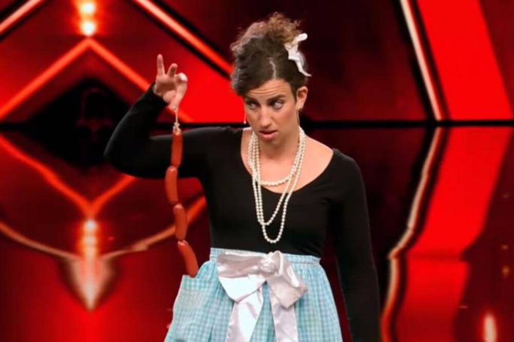 IZAŠLA JE ISPRED ŽIRIJA NA BINU I SKINULA GAĆE: U publici nastao totalni muk, AU, ŠTA JE BRE OVO? (VIDEO)