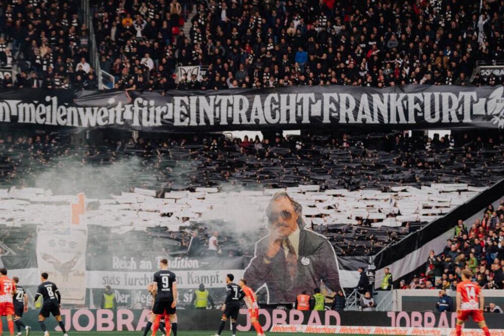 NEMCI SE POKLONILI SRBINU: Velika čast za legendarnog trenera, navijači mu priredili BRUTALNU KOREOGRAFIJU!